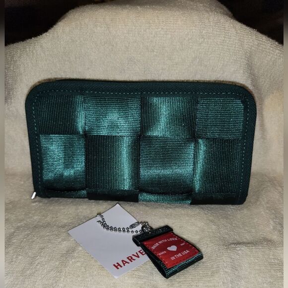 Like New! Harvey's Seatbelt Classic Green Zip Close Classic Wallet - Picture 1 of 3